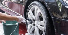 Clean the car wheels. Photo ID 194442795 © Leo Lintang | Dreamstime.com